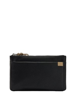 Czarna skórzana saszetka o fakturowanej powierzchni, zamykana na zamek błyskawiczny, z ozdobnym sznurkiem. Posiada subtelna naszywkę z logo w dolnym prawym rogu.