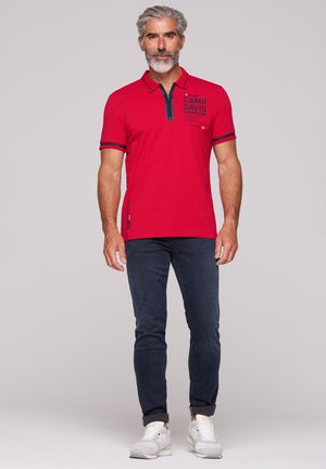 Camp David KURZARM MIT ZIPPER UND FOLIENPRINTS - Polo shirt - rising red