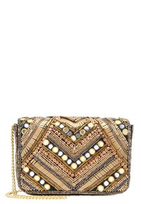 Borsa a mano rettangolare di piccole dimensioni con perline geometriche in oro, bronzo e argento e una tracolla in oro su uno sfondo bianco.