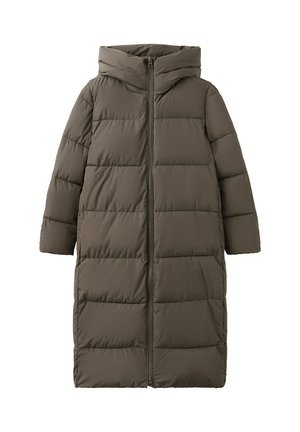 Abrigo de invierno largo acolchado en verde oliva con capucha y cierre de cremallera frontal, diseñado para proporcionar calor en todo el cuerpo.