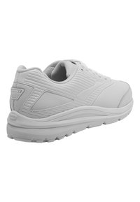 Valge sportjalats, millel on sile sünteetiline ülaosa, tekstureeritud külgpaneelid, polsterdatud krae ja paks pehmendusega tallaosa. Nähtav on peen brändi detail.