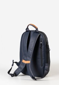 Marineblauer Rucksack aus strapazierfähigem Gewebe, mit gepolsterten Trägern, einem Lederakzent und einer seitlichen Reißverschlusstasche für zusätzlichen Stauraum.