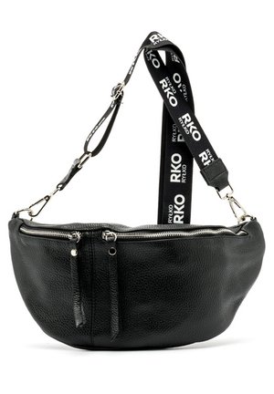 Bolso bandolera de cuero negro con dobles bolsillos con cremallera y correa negra ajustable con texto blanco "RKO RYK KO".