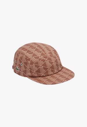 Casquette marron à motifs avec une visière plate, présentant un design géométrique en crème, des accents en métal et un petit logo sur le côté.