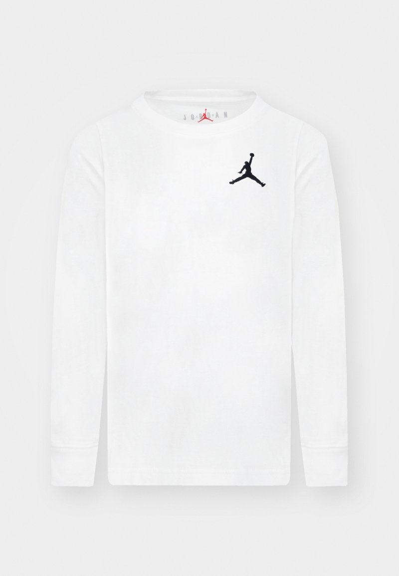 Pitkähihainen valkoinen puuvillainen t-paita, jossa vasemmassa rinnassa musta Jumpman-logo ja resorinen pyöreä pääntie. Sileä tekstuuri.