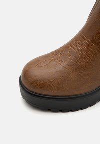 Koi Footwear WINTU LONG CHUNKY WESTERN - Cowboy és motoros csizmák - brown