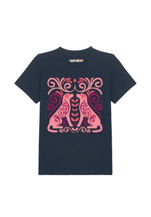 Marineblaues T-Shirt mit symmetrischen, pinken und roten stilisierten Hunden, die sich gegenüberstehen, umgeben von wirbelnden dekorativen Mustern.