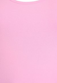 Sovitetu rosan puuvillane T-särk, sile tekstuur, ümmargune kaelus, elastne kangas, minimaalsed õmblused ja ilma nähtavate mustrite või detailideta.