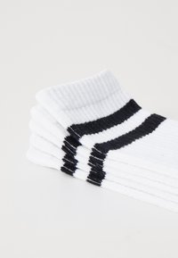 ONLY Play ONPPLAY SOCKS 5 PACK - Sportovní ponožky - white/black