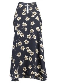 Ciemnoniebieska sukienka bez rękawów z wzorem kwiatowym. Tkanina jest lekka o miękkiej teksturze. Posiada dekolt w kształcie łezki i luźny krój.