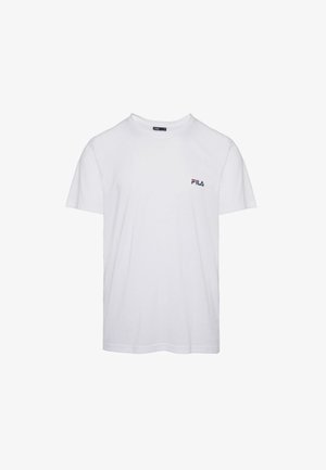 T-shirt à col rond à manches courtes blanc avec un petit logo FILA en rouge et bleu marine sur la poitrine gauche.