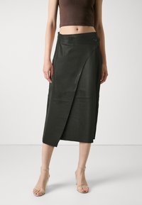 Selected Femme SLFAMALIA SKIRT - Usnjeno krilo - black