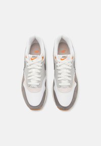 Nike Sportswear AIR MAX 1  - Baskets basses - summit white/flat pewter/light iron ore/light orewood brown/sail/monarch