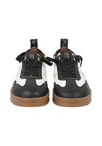 Sneaker in pelle bianca e nera con finitura textured, dotati di lacci neri, accenti marroni e suola in gomma, progettati per il massimo comfort.
