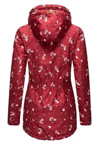 Blommönstrad röd jacka med dragsko i huvan, elastisk midja, långa ärmar och en mjuk, slät yta.