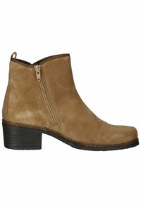 Bottine en nubuck beige avec une fermeture éclair latérale, un bout rond et un talon texturé noir. Présente un détail de couture le long de la base.