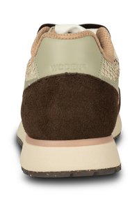 Sneaker in suede marrone e pelle verde con dettagli in rete, caratterizzato da un retro testurizzato e una suola intermedia beige. Logo visibile sul tallone.