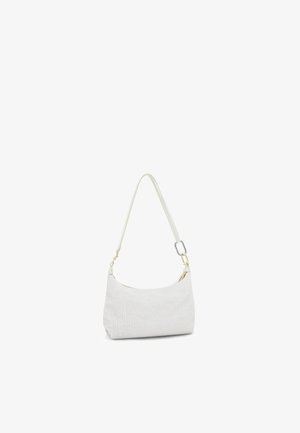 Biała teksturowana torba na ramię z zamkiem błyskawicznym, zaokrąglonym górnym brzegiem i regulowanym paskiem z metalowymi klamrami na białym tle.