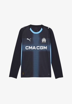 Tumšā zila sporta krekls ar garām piedurknēm, ar gaiši ziliem akcentiem, teksturētu dizainu, Puma logo uz pleciem un centrālu sponsoru tekstu "CMA CGM."