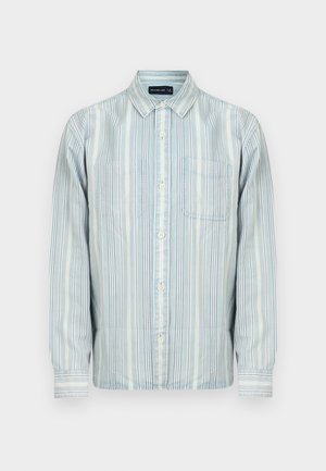 Chemise bleu clair à manches longues avec boutons, rayures verticales blanches et bleu marine, une poche avant et un col classique.