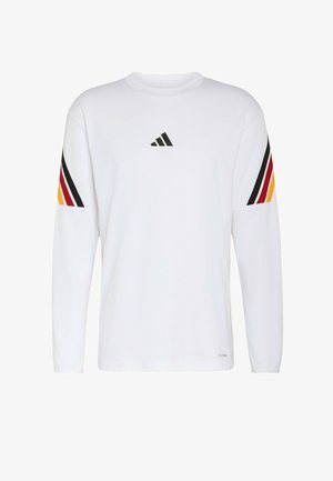 Biała sportowa koszulka z długim rękawem z czarnym logo Adidas na klatce piersiowej oraz czarnymi, czerwonymi i żółtymi paskami na górnej części rękawów.