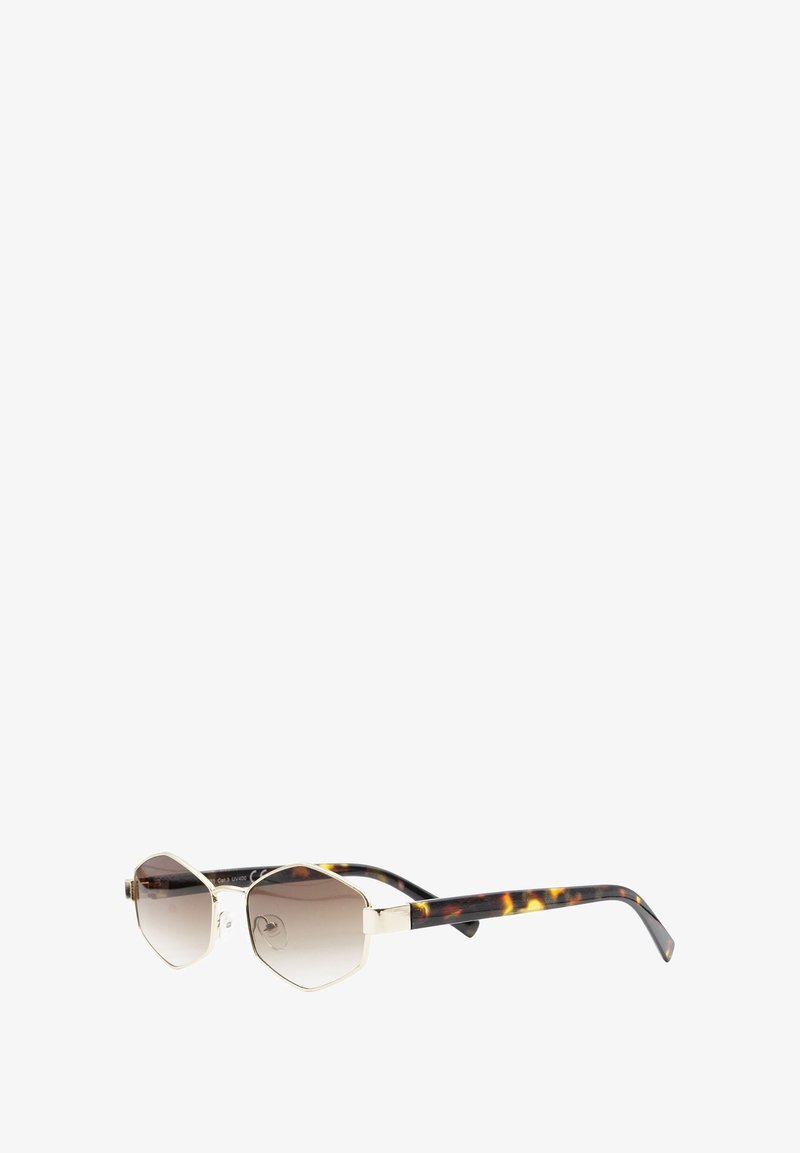 Occhiali da sole ottagonali con lenti marrone sfumate, dettagli metallici argentati sulla montatura e aste con motivo tartarugato.