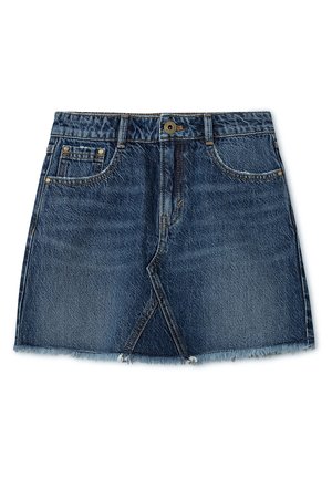 Minifalda de mezclilla azul con dobladillo deshilachado, bolsillos delanteros, cierre de botón y detalle de costura en ángulo en la parte frontal.