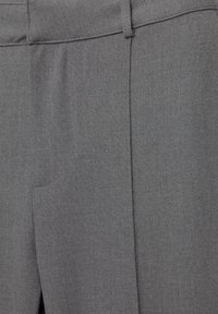 Grijze op maat gemaakte broek met een gladde textuur, voorzien van een platte voorkant, zijzak en ceintuurlussen. De stof heeft een subtiel geweven patroon.