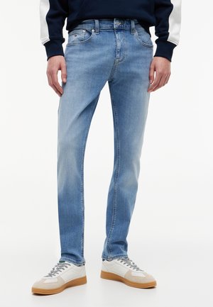 Tommy Jeans, AUSTIN SLIM - Jeans Tapered Fit - denim medium