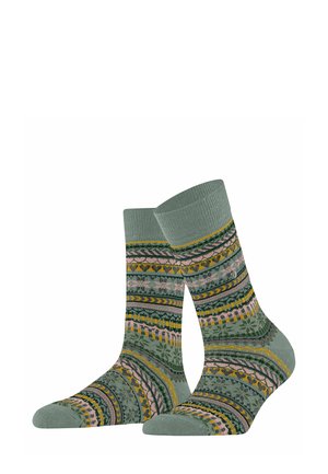 Calze lavorate a maglia in verde tenue con motivi intricati in rosa, giallo e verde scuro. Presentano un polsino a coste e vari design geometrici.