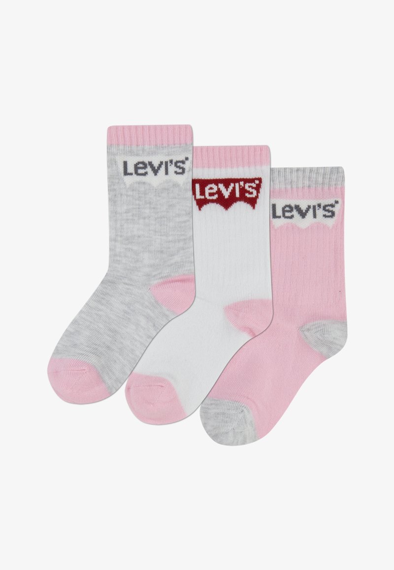 Trzy pary bawełnianych skarpetek: szare z różowymi akcentami, białe z czerwonym logo i różowe z szarymi akcentami. Wszystkie mają logo "Levi's".