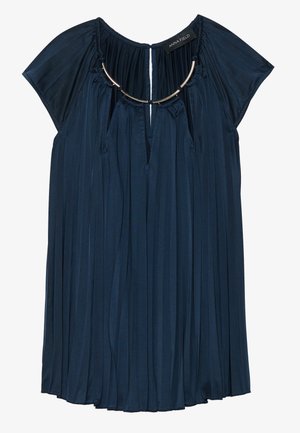 Abito plissettato blu navy con maniche corte, caratterizzato da un collo a chiave e un accento metallico. Realizzato in tessuto leggero con una trama morbida.