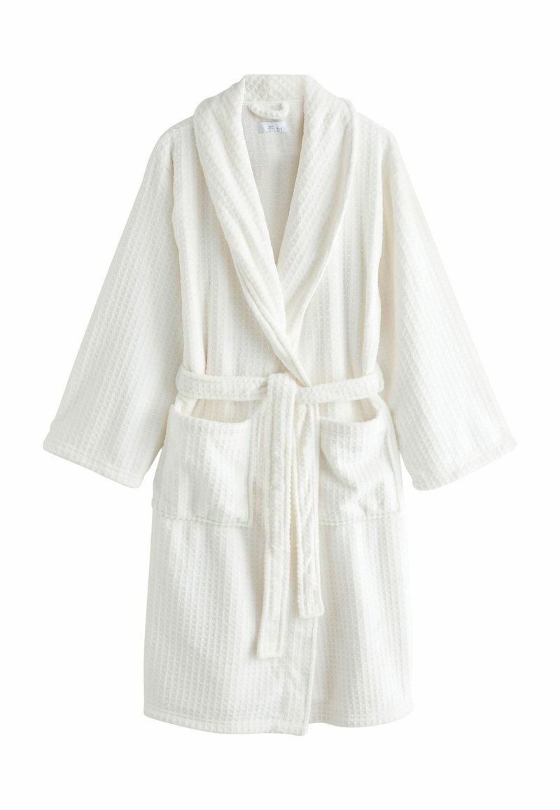 Balts, vafeļveida tekstūras halāts ar šalle apkakli, garām piedurknēm un divām priekšējām kabatām. Komplektā ir piestiprināma josta aizvēršanai.