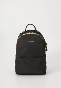 Schwarzer Nylon-Rucksack mit abgerundetem oberen Teil, goldfarbenen Beschlägen, Fronttasche und zwei Schultergurten. Verfügt über eine strukturierte Oberfläche und ein markantes Logo.