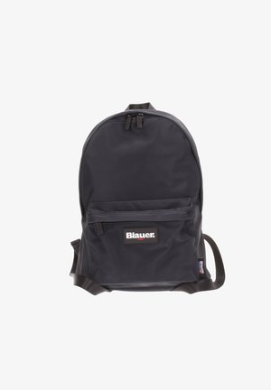Zaino navy in nylon morbido, con forma arrotondata, spalline regolabili, tasca frontale con zip e patch con logo.
