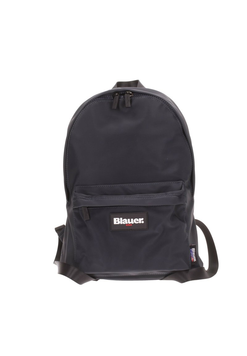Zaino navy in nylon morbido, con forma arrotondata, spalline regolabili, tasca frontale con zip e patch con logo.