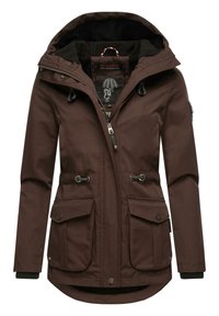 Chaqueta impermeable marrón con capucha, cierre de cremallera, dos bolsillos frontales, cintura con cordón y puños de punto. Presenta un suave forro interior.