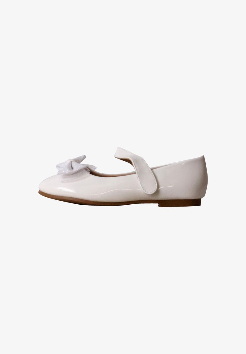 Chaussure Mary Jane en cuir verni blanc avec un nœud décoratif sur l’orteil et une bride à velcro sur le cou-de-pied.