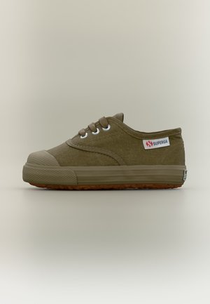 Sneaker a bassa altezza in tela verde oliva con suola in gomma, puntale, lacci e un'etichetta del marchio "Superga" sul lato.