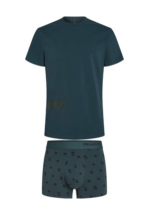 T-shirt in cotone teal con colletto rotondo e una grafica sottile sul davanti, abbinata a pantaloni boxer coordinate con un motivo ripetuto di occhiali da sole neri.
