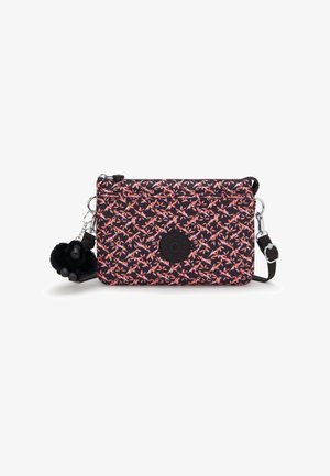 Rechteckige Stofftasche mit schwarzem Hintergrund, floralem Muster in Pink und Orange, Logo-Patch und abnehmbarem schwarzen Kunstpelz-Pompon-Schlüsselanhänger.