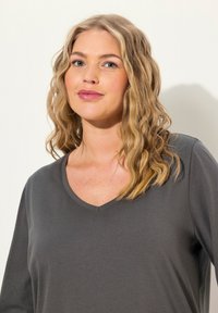 Ulla Popken LANGARM BASIC & V-AUSSCHNITT - Strickpullover - graphite gray