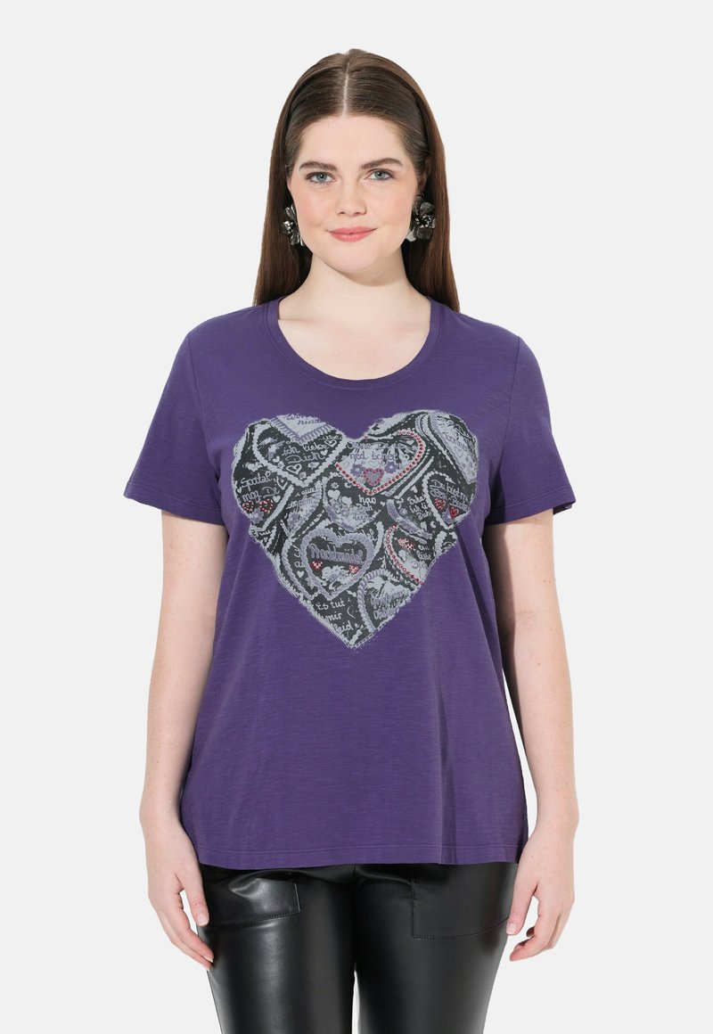 Paarse t-shirt met korte mouwen met een textuur hartdesign in zwart en grijs, voorzien van verschillende patronen en teksten in verschillende kleuren.