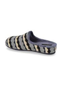 Pantofola grigia lavorata a maglia con strisce nere e crema, con retro chiuso, fodera interna morbida e suola piatta e strutturata.