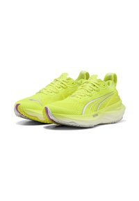 Baskets de course jaune fluo avec une tige texturée, des accents réfléchissants, des détails blancs et une semelle légère violet clair. Design léger et respirant.