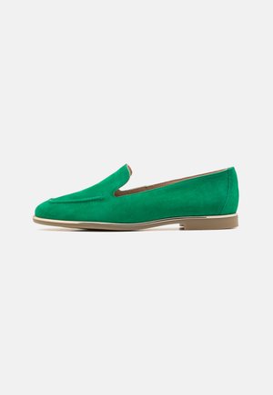 Zielone zamszowe buty wsuwane z okrągłym noskiem, minimalnymi detalami szycia i akcentem w kolorze brązowym na podeszwie. Gładka tekstura, casualowy design.