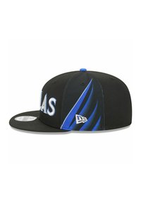 Schwarze Baseballkappe mit weißem "DALLAS"-Schriftzug, blauen Akzenten und diagonalen blau-schwarzen Mustern an der Seite. Mit New Era Logo.