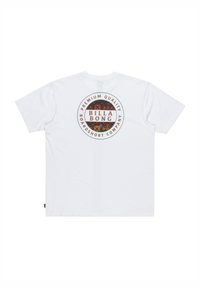 Biała bawełniana koszulka z okrągłym nadrukowanym logo na plecach z tekstem "BILLA BONG PREMIUM QUALITY BOARDSHORT COMPANY" w kolorze brązowym i czarnym.