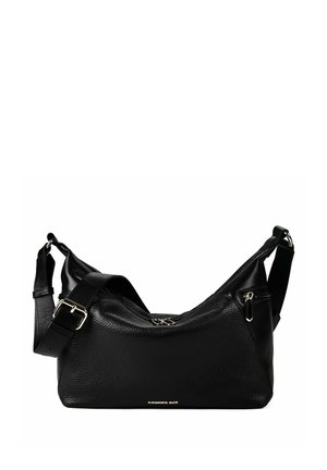 Bolso de hombro de cuero negro con correa ajustable, hebilla plateada, bolsillo lateral con cremallera y sutil logotipo metálico de la marca en el centro inferior frontal.