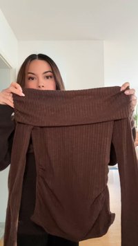 Brun ribbet top med et off-shoulder design og lange ærmer. Har en draperet front med tekstureret stof.